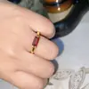 Anillo Versa Minimalista Retro Estilo Commuter Rectangular con Circonita Roja para Mujer, Anillo Abierto Versátil de Nicho Chapado en Oro