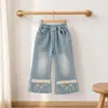 Novos Jeans Azuis Claros para Meninas Outono Doce Estampa Floral Cintura Elástica Calça Longa com Barra de Renda
