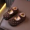 Zapatos pequeños de cuero para niñas, nueva colección otoño 2026, zapatos de vestir de estilo Birkenstock, modernos y versátiles, diseño de lunares, adecuados para uso en exteriores, zapatos slip-on de moda