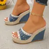 Sandalias de cuña de mezclilla con hebilla de remache de comercio exterior en stock 2026 verano plataforma suela gruesa talla grande para mujer