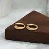 Pendientes Minimalistas Retro Europeos y Americanos Mate con un Toque de Lujo Ligero y Gama Alta, Pinzas para Orejas y Pendientes Versátiles con un Diseño Único