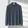 Camisa polo masculina de manga longa com gola pequena de luxo leve, nova moda outono 2026, camiseta polo casual da moda de cor sólida