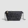 Bolsa de Corrente Geométrica a Laser para Mulheres 2026 Nova Moda de Verão Dobrável Quadrada Acolchoada Transversal Pequena