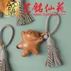 Llavero de gatito juguetón tallado en madera de azufaifo de Yiming Xianyuan, lindo colgante decorativo para mochila de pareja con borla temática de luna
