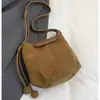 Bolso Cubo Nuevo de Ante Esmerilado Otoño e Invierno 2025, Alto Valor Estético, Bolso de Hombro Sencillo, Bolso Cruzado de Moda para Debajo del Brazo