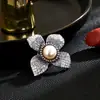 Estilo Chanel flor de cuatro hojas de perla hebilla magnética circonita púrpura incrustada elegante traje anti-luz verano corsage accesorios