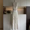 Vestido Largo de Satén Flotante con Tiras Finas y Parches de Encaje