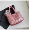 Bolsa de ombro acolchoada xadrez Nova outono e inverno 2023 bolsa tote xadrez macio de grande capacidade moda estilo ocidental para mulheres