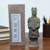 Estatueta Guerreiros de Terracota Souvenir de Viagem de Xi'an Estilo Chinês Artesanato Especializado Ornamento de 16cm Presente para Estrangeiros no Exterior