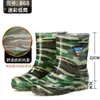 Botas de lluvia de piel de vaca engrosada con lana de cordero para industria y minería para hombres y mujeres, botas de lluvia cálidas y duraderas con forro de vellón hasta la mitad de la pantorrilla, botas de agua cortas antideslizantes para sitios de construcción