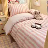 Juego de Ropa de Cama de Cuatro Piezas Estilo INS Japonés Algodón Lavado Sábana Rayada Funda Nórdica Simple Funda Nórdica de Color Sólido Estilo Falda de Cama Venta al por Mayor