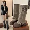 Botas femininas versáteis e estilosas com fivela de cinto, salto grosso, design moderno e estiloso, cano alto franzido, sola grossa, botas de motocicleta estilo calça 2026 para o outono