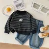 Moletom Infantil Outono Novo Estilo 2026 Manga Longa Versátil Listras Estilo Coreano Elegante Top para Bebê Primavera Outono Atacado