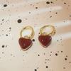 Pendientes de amor rojo esmaltado estilo francés para mujer, pendientes de Nochevieja de alta gama estilo Hong Kong estilo retro nicho.