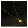 Collar con letra ovalada de oro y acero de titanio, cadena de clavícula femenina, colgante con textura cepillada que no se decolora para novia, regalo para novia