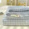 Nuevo juego de sábanas de franela de leche a cuadros de grado A para bebé y maternidad 2026, con un diseño sencillo de color liso, funda de almohada antiestática y funda de edredón (conjunto de tres piezas)