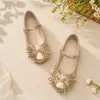 Zapatos de cuero bajos y versátiles para niñas, para fiestas escolares y atuendos formales, combinados con elaborados moños de borla y zapatos de princesa de suela suave.