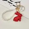Chaveiro de Argila Cerâmica Transfronteiriço com Inlay de Diamante Coelho Pequeno Corrente de Pérola Moda Pingente Pequeno de Bolsa Totalmente Diamantado Exquisito para Pendurar no Carro
