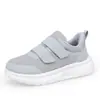 Zapatos de caminar transfronterizos para hombre y mujer, primavera, caña baja, cierre de velcro, puntera ancha, parte superior de malla, zapatillas deportivas casuales para correr para personas mayores
