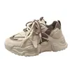 Tênis da Moda Cool para Pais 2025 Nova Moda Tênis Casuais Versáteis Plataforma de Solado Grosso Sapatos Brancos Casuais Femininos