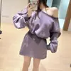 Elegante conjunto de sudadera de hombros descubiertos estilo coreano para principios de otoño de 2026 con minifalda ajustada para mujer