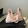 Mochila de Mujer de Gran Capacidad Suave Estilo Casual 2024 Nueva Llegada Mochila de Hombro Simple de Dumpling con Mariposa Bordada a la Moda