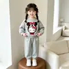Conjunto casual infantil estilo coreano com moletom estampado de desenho animado e calça jogger com detalhe de laço, forrado com fleece para aquecimento, conjunto para meninas outono/inverno