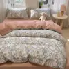 Juego de ropa de cama de cuatro piezas, de algodón puro, engrosado, cepillado, totalmente de algodón, estilo otoño/invierno, amigable con la piel, con un pequeño estampado floral