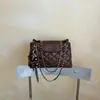 Bolsa retrô de alta qualidade feminina 2026 nova bolsa de ombro de luxo leve com corrente de losangos bolsa de axila versátil para o dia a dia transversal