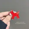 Broche de Pônei Vermelho com um Design Criativo Único de Alta Qualidade, Pin Versátil de Moda Exquisita para Personalidade em Casacos Trench para Mulheres