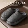 Pantuflas de algodón de alta gama para hombre, estilo nuevo de invierno con suela gruesa, antideslizantes para interiores, cálidas, forradas de felpa y extra gruesas, disponibles en tallas grandes