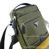 Nueva Marca P Comercio Exterior 2024 Nuevo Estilo Europeo y Americano Bolso Cruzado para Hombre con Logo Triangular Estampado Cremallera Bolso de Hombro de Moda Bolso para Hombre