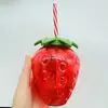 Taza de Plástico Desechable Brillante de 500 ml con Popote de Fresa para Tienda de Té de Leche Famosa en Internet, Bebida Popular en Festival de Comida de Mercado Nocturno