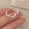 Estilo Coreano Ins Nicho Exquisito Versátil Sentido del Diseño Patrón Ondulado Anillo Simple Lujo Ligero Sentido de Alta Gama Pulsera Personalizada para Mujeres