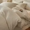 Juego de Ropa de Cama Grueso Tallado de Leche de Cuatro Piezas para Otoño e Invierno Sábana Cálida Funda Nórdica Faldón de Cama Dormitorio Principal Sencillo con Sensación de Alta Gama Ropa de Cama