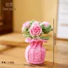 Planta de rosa artificial tejida en maceta, producto terminado hecho a mano a crochet, flor artificial para decoración de escritorio en casa, venta al por mayor de regalos, flor de hilo