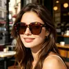 Nuevas gafas de sol cuadradas clásicas europeas y americanas para hombre y mujer, con detalles de remaches, modernas y versátiles, gafas de sol personalizadas para exteriores casuales