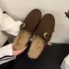 Mules estilo preguiçoso confortáveis sem pelo de outono chinelos femininos fivela bonita chinelos externos slip-on alça de couro retrô