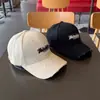 Boné de Baseball Estilo Coreano Celebridade da Internet Bordado com Letra Desgastado para Mulheres Alta Qualidade Tendência Proteção Solar Aba Rígida Versátil Boné Bico de Pato