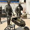 Escultura de minero de fibra de vidrio imitación cobre escena de trabajador ferroviario descargando carro estatua de artesano de mina de cobre fundido decoración de jardín