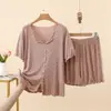 Conjunto de duas peças novo de verão, solto, casual, de modal, com babados, decote V, manga curta e shorts, com estampa de bolinhas pequenas, para casa
