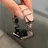 Correa para Apple Watch Hello Kitty con Tachuelas de Diamante y Piel con Grano de Lichi