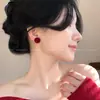 Pendientes Elegantes de Perlas Simples de Felpa de Terciopelo Rojo Otoño e Invierno 2025 Nuevo Estilo Caliente Pendientes de Gama Alta para Mujeres