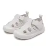 Sandálias infantis 2024 Velcro para bebês meninos e meninas sola macia bico fechado com furos sapatos sandálias de couro vazadas respiráveis