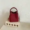 Bolsa Pequena Marrom Maillard Retrô 2026 Nova Versátil Casual Feminina Transversal Exquisita Bolsa de Mão Tipo Balde