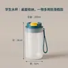¡Guau, esta botella de agua para estudiantes de 550 ml tiene tapa, permite beber directamente, es ligera, duradera, a prueba de fugas y presenta un diseño simple y portátil, perfecta para llevar a la escuela