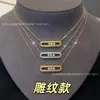 Novo Colar Seiko Move Esculpido Escovado com Três Diamantes Corrente de Clavícula Deslizante Tipo Clipe de Papel Feminino Versão Alta Ouro V
