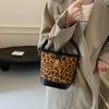 Bolso Cubo Estampado de Leopardo Vintage para Mujer, Moda Versátil de Alta Gama Casual para Otoño e Invierno 2026