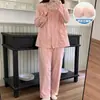 Pijama Estilo Tweed para Mulheres no Outono e Inverno com Bojo, Conjuntos de Veludo Alemão de Manga Longa, Espessos e Quentes, Roupas Casuais para Casa que Podem Ser Usadas Fora