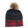Nuevo Gorro de Lana Navideño Europeo y Americano 2020 Etiqueta CC Cuadros Cuadrados Grandes Combinación de Colores Gorro de Punto con Bola de Pelo Rizada